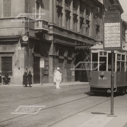 Tram tipo 1928, linea 1, in transito in via Manzoni, 1932