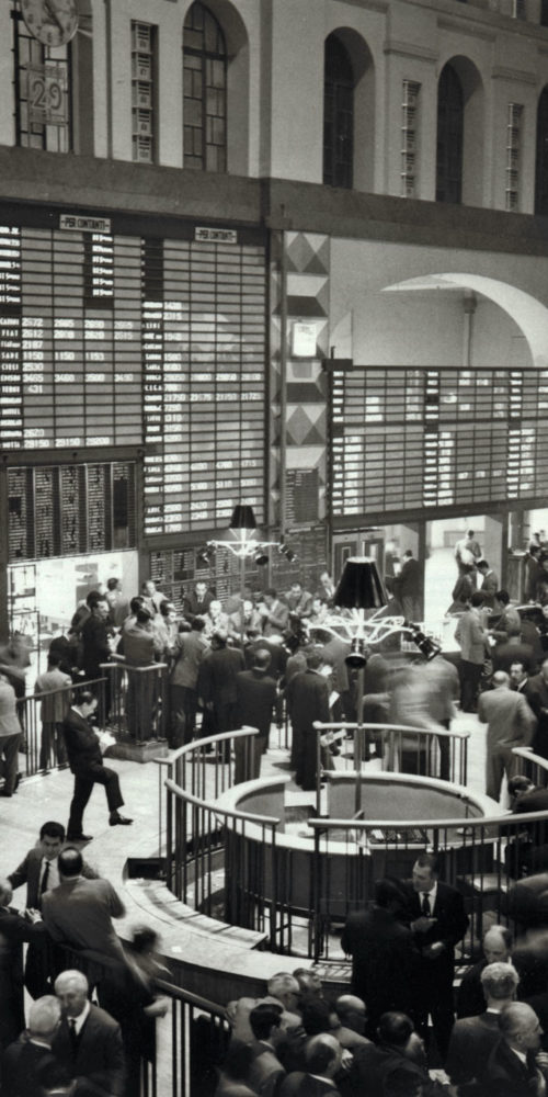 Il parterre con in primo piano la “grida A” una delle due corbeille utilizzate per la chiamata dei titoli (1962) Olympia, Archivio Borsa Italiana