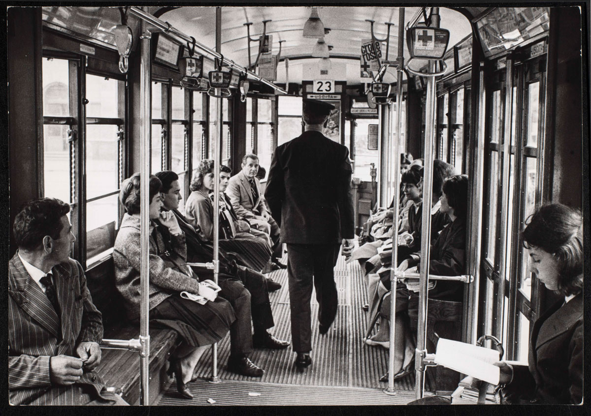 Manovratore e passeggeri a bordo di un tram tipo 1928 della linea 23, 1960-1962. Archivio storico ATM