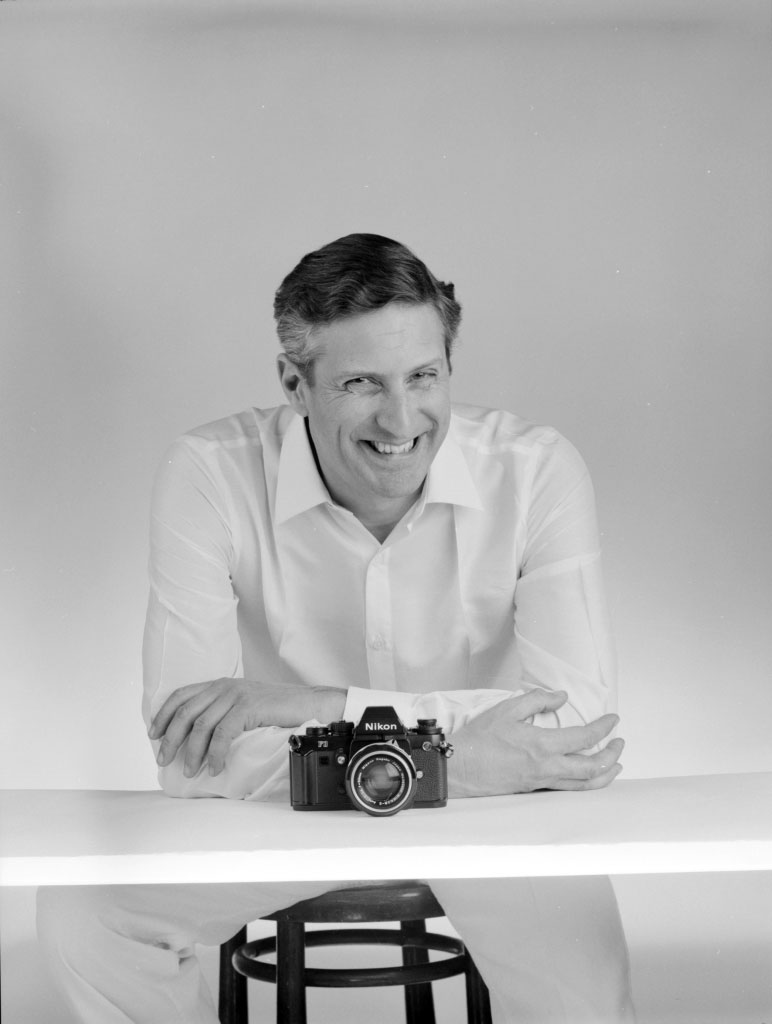 Ritratto del fotografo Roberto Zabban con la sua macchina fotografica Nikon F3 – 1981. Archivio fotografico Roberto Zabban
