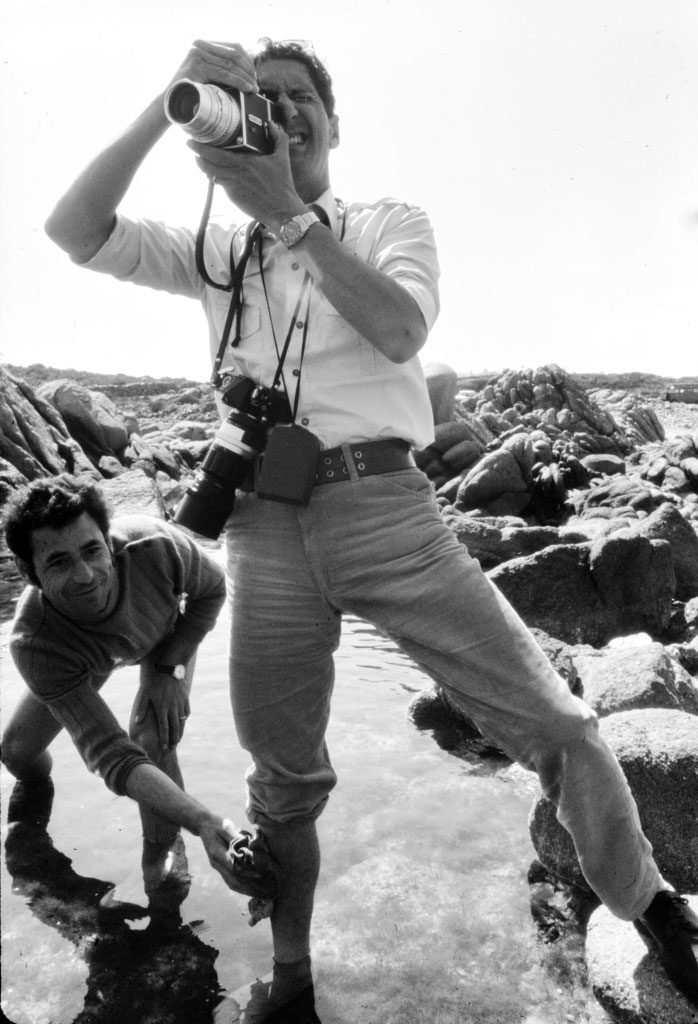 Roberto Zabban al lavoro sun un set fotografico in Sardegna per la Innocenti, 1968. Archivio fotografico Roberto Zabban