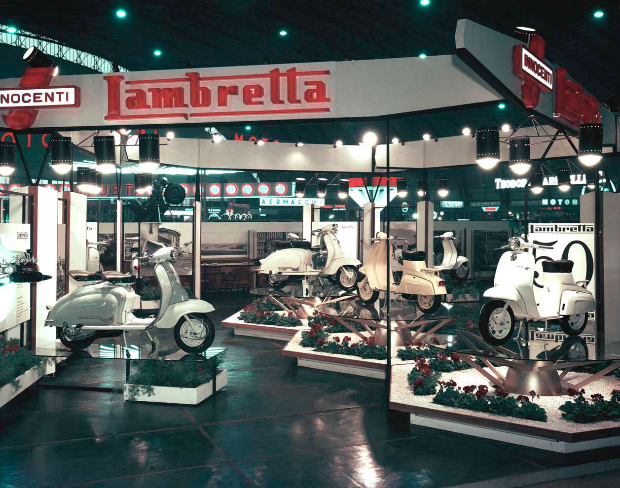 Stand Innocenti alla Mostra del ciclo e motociclo di Milano in cui è stata presentata la Lambretta 50 – 1961. Archivio fotografico Roberto Zabban
