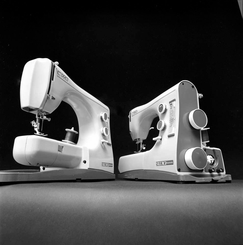Macchine per cucire Necchi modello Silvia Multimatic 584 (a sinistra) e Maximatic 586 (a destra) – 1977. Archivio fotografico Roberto Zabban