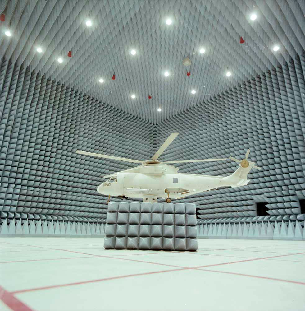 Prove di EMC (Compatibilità Elettromagnetica) su elicottero militare nella camera anecoica del CESI (Centro Elettrotecnico Spa) – 1987. Archivio fotografico Roberto Zabban
