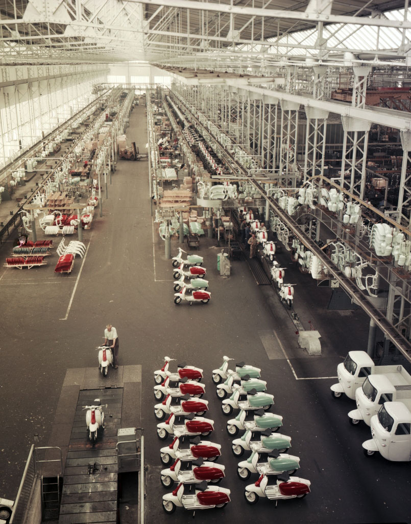 Panoramica dall'alto della catena di montaggio della Lambretta e del Motofurgone allo stabilimento Innocenti a Milano, agosto 1962